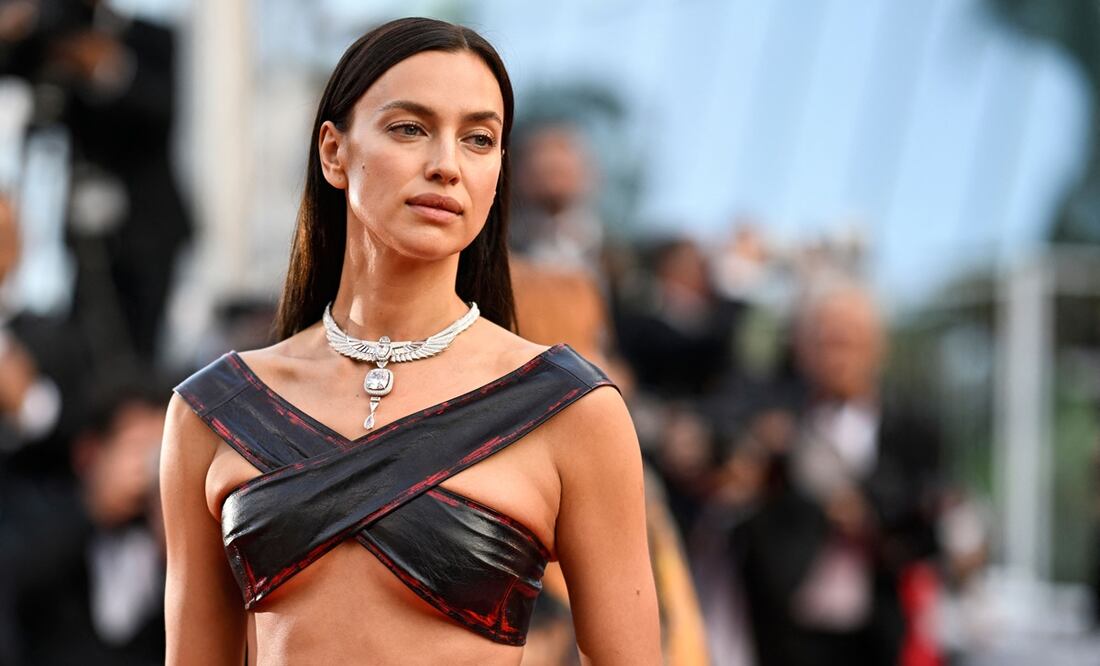 Irina Shayk desafía el ‘dress code’ de Cannes con revelador vestido de tul y lencería traslúcida. Foto: AFP