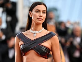 Irina Shayk desafía el ‘dress code’ de Cannes con revelador vestido de tul y lencería traslúcida