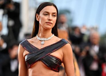 Irina Shayk estalla polémica al desfilar con vestido sideboob y ojo morado en Londres