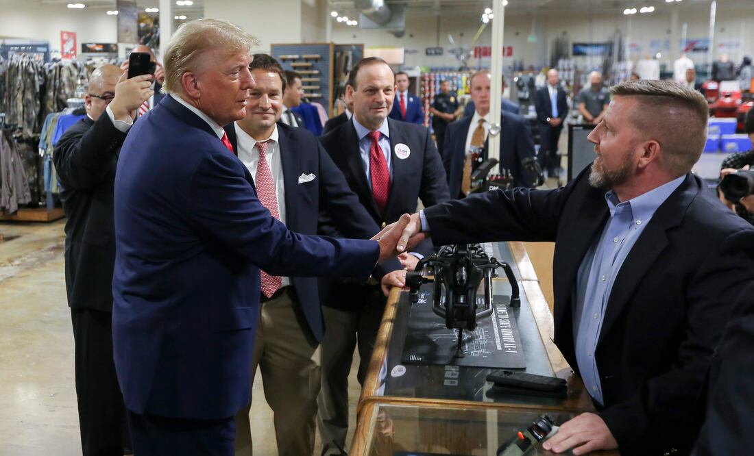 Trump dice en un acto de campaña que quiere comprarse una pistola  (AP Photo/Artie Walker Jr.)