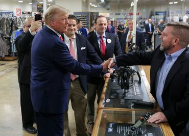 Trump dice en acto de campaña que desea comprarse una pistola