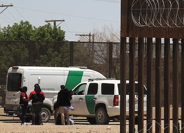 Mueren cuatro migrantes en choque en carretera en Texas