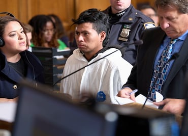 Comparece en tribunal hombre acusado de quemar a una mujer en el metro de NY