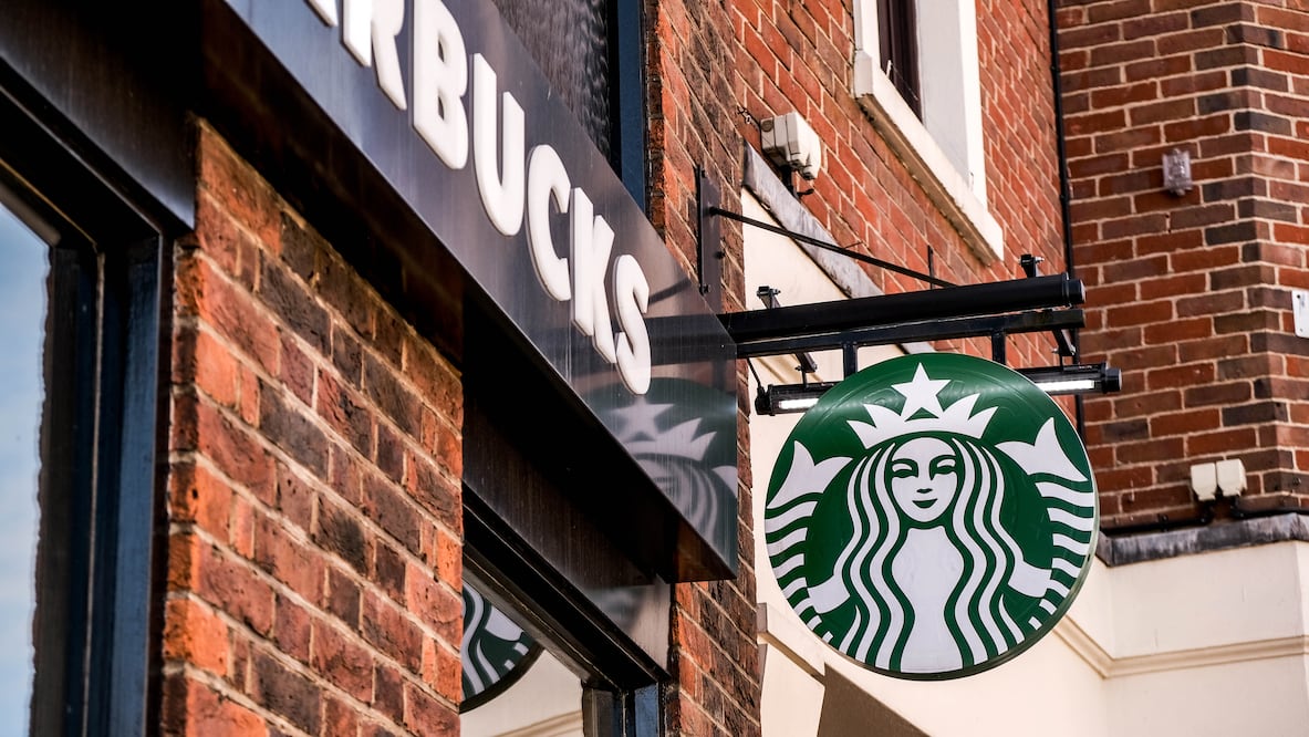 Starbucks pone fin a su política ‘Open door’: exige a los clientes consumir o retirarse. Foto: iSTOCK-martinrlee