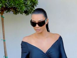 Kim Kardashian presume silueta de 'reloj de arena' con look ajustado