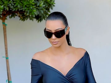 Kim Kardashian presume silueta de 'reloj de arena' con look ajustado