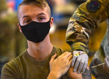 Ejército de EU comienza a expulsar a soldados no vacunados