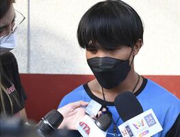 Mujer corta soga de pintores y los deja colgando en rascacielo