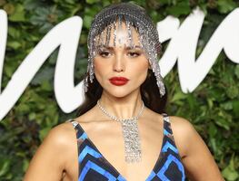 Eiza González deslumbra en los Fashion Awards con vestido de impacto