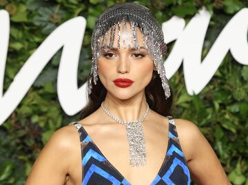 Eiza González deslumbra en los Fashion Awards con vestido de impacto