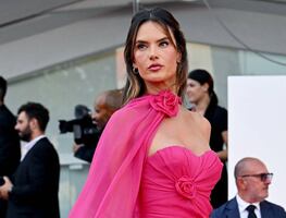 Alessandra Ambrosio 'roba cámara' con espectacular vestido rosa en Venecia