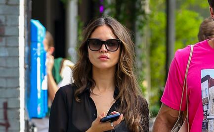 Eiza González deslumbra con minivestido negro en Nueva York 