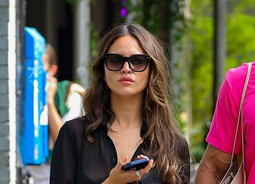Eiza González deslumbra con minivestido negro en Nueva York