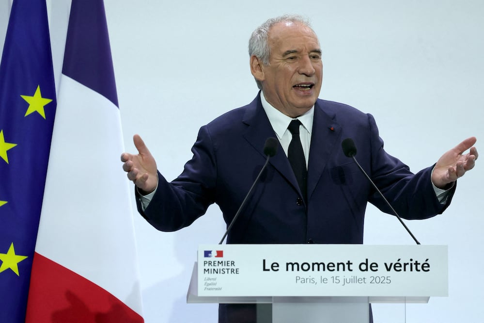 Francia alista recortes y reducción de días festivos para frenar endeudamiento: "Reconciliar a los franceses con el trabajo". (Photo by Thomas SAMSON / AFP)