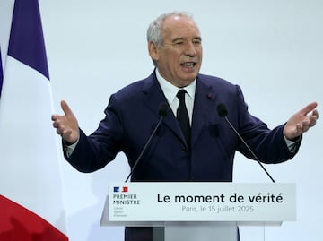 Francia quiere "reconciliar a los franceses con el trabajo"; reducirá días festivos y congelará pensiones