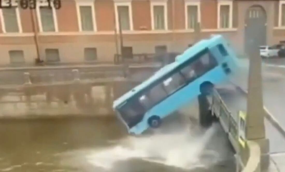 VIRAL. Autobús cae a río desde un puente en San Petersburgo. FOTO: Captura de Pantalla / YouTube
