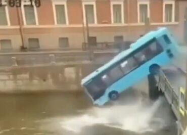 VIRAL. Autobús cae a río desde un puente en San Petersburgo