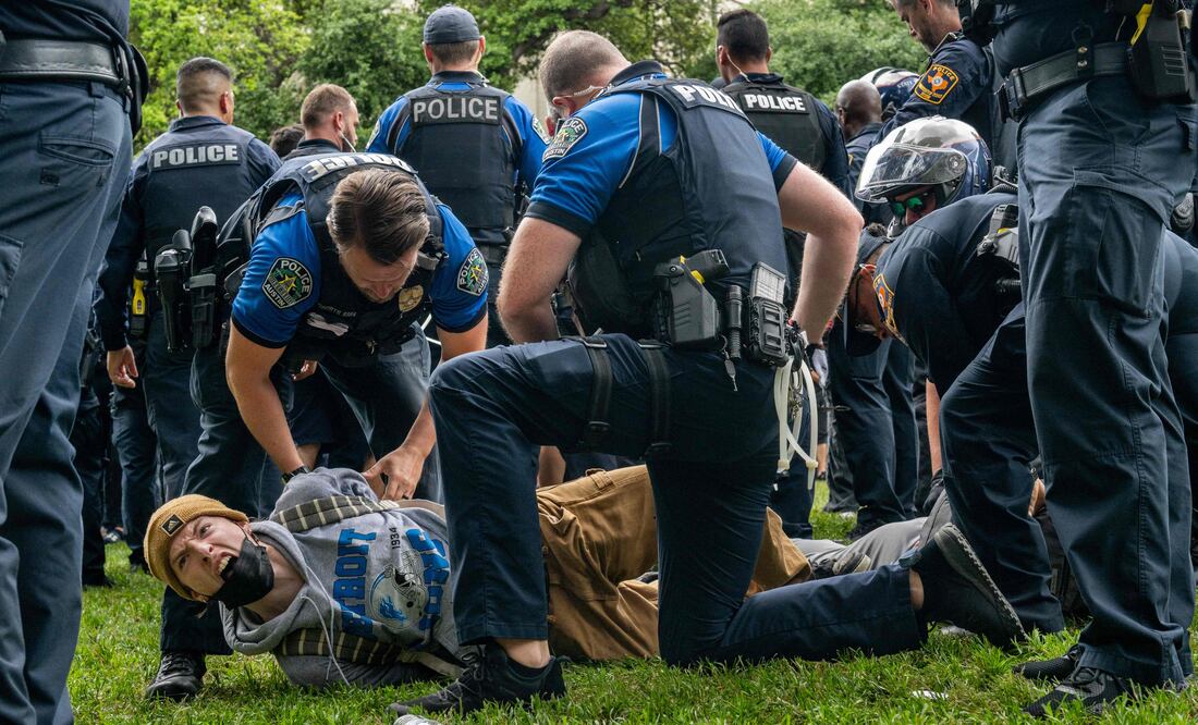 Gobernador de Texas dice que estudiantes propalestinos en protesta deben ir a la cárcel. (Photo by Brandon Bell / GETTY IMAGES NORTH AMERICA / Getty Images via AFP)