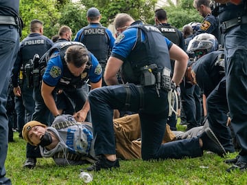 Gobernador de Texas dice que estudiantes propalestinos en protesta deben ir a la cárcel. VIDEO