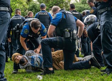 Gobernador de Texas dice que estudiantes propalestinos en protesta deben ir a la cárcel. VIDEO