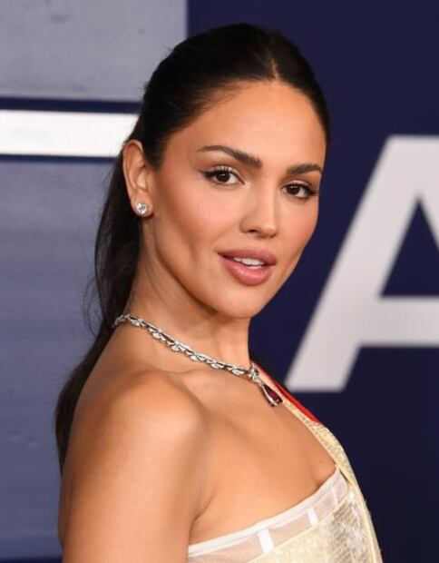 Eiza González vuelve a su cabello oscuro y "roba miradas" con vestido de raja 