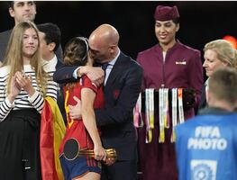 Vira. Beso de  Luis Rubiales a Jenni Hermoso desata críticas tras Copa Mundial de Futbol femenino