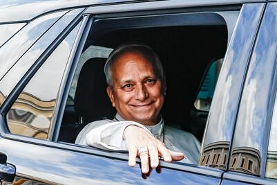 El papa vuelve al Vaticano tras su cirugía; médico no ve obstáculos para su gira por Latinoamérica
