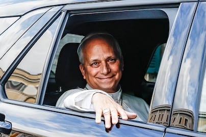 El papa vuelve al Vaticano tras su cirugía; médico no ve obstáculos para su gira por Latinoamérica