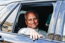 El papa vuelve al Vaticano tras su cirugía; médico no ve obstáculos para su gira por Latinoamérica