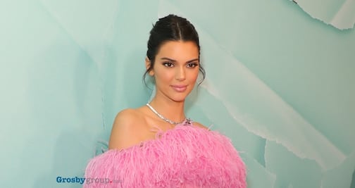 Kendall Jenner conquista Sidney con minivestido estilo flamingo