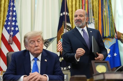 Trump vuelve a desafiar la ciudadanía por nacimiento en EU: firma decreto contra el “turismo de maternidad”