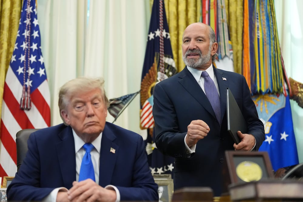 Trump vuelve a desafiar la ciudadanía por nacimiento en EU: firma decreto contra el “turismo de maternidad”. (AP Photo/Alex Brandon)