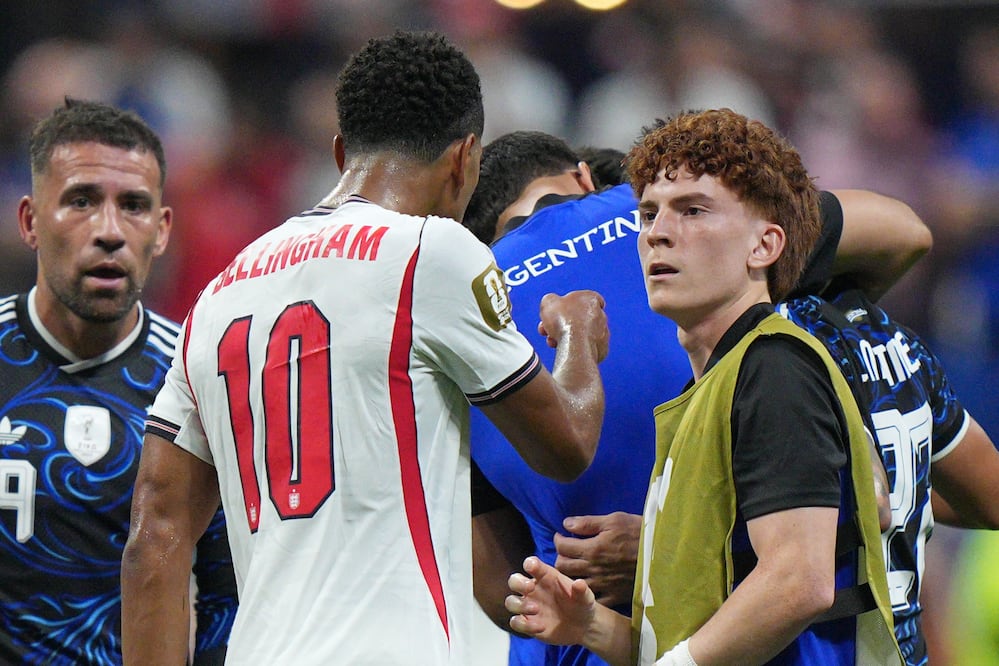 VIDEO | ¿Qué pasó entre Bellingham y Barco? El momento que encendió las redes tras Argentina vs Inglaterra (AP Photo/Jacob Kupferman)