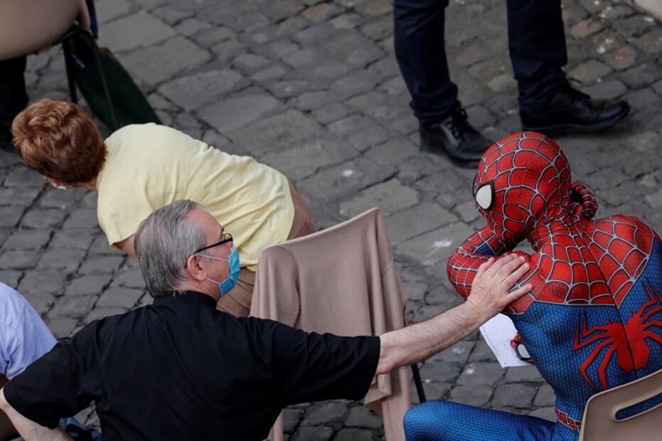 Fotos. Así fue el curioso saludo del papa a Spider-Man en el Vaticano