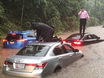 Rescatan a personas de viviendas y de vehículos inundados en Kentucky; buscan a niños