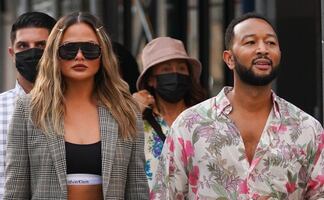 Chrissy Teigen destila glamour con crop top en Nueva York 
