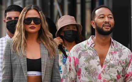 Chrissy Teigen destila glamour con crop top en Nueva York 
