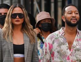 Chrissy Teigen destila glamour con crop top en Nueva York