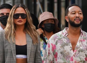 Chrissy Teigen destila glamour con crop top en Nueva York