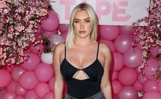 Anastasia Karanikolaou arrasa en Instagram con ajustado vestido naranja