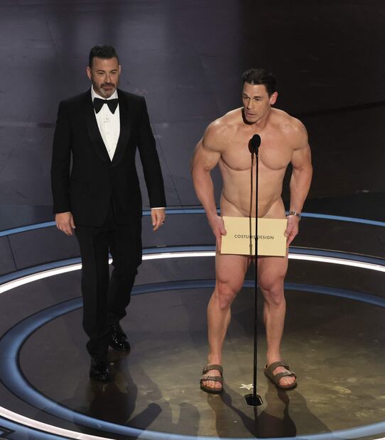 John Cena se lleva la noche de los Óscar 2024 por quitarse la ropa para presentar premio. Foto: AFP