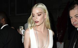 Anya Taylor-Joy se arriesga a accidente de vestuario con vestido braless de escote abierto