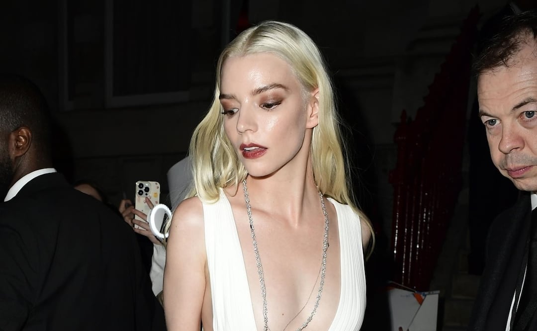 Anya Taylor-Joy se arriesga a accidente de vestuario con vestido braless de destapado escote. Foto: The Grosby Group