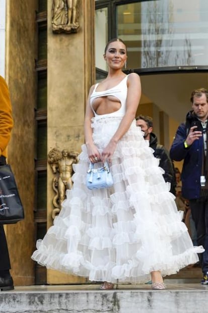 Olivia Culpo deslumbra con ‘under boob’ y falda transparente en París