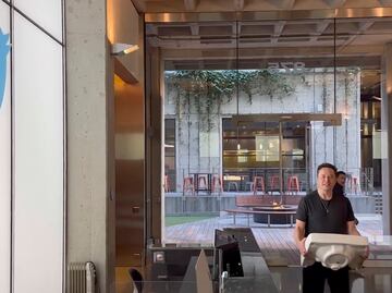 ¡Por fin! Elon Musk presume su llegada a las oficinas de su nueva empresa