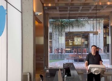 ¡Por fin! Elon Musk presume su llegada a las oficinas de su nueva empresa