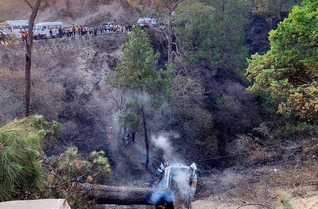 Tragedia en India. 21 personas pierden la vida después de que autobús cayera a barranco. FOTO: EFE