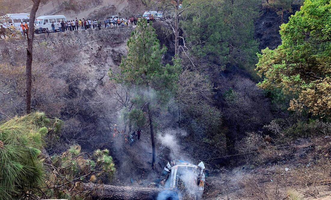 Tragedia en India. 21 personas pierden la vida después de que autobús cayera a barranco. FOTO: EFE