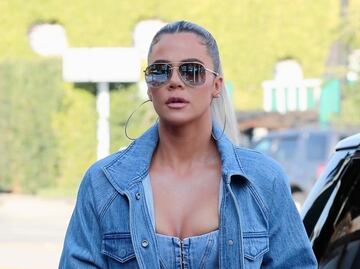 Khloé Kardashian destila glamour con bustier y mezclilla total