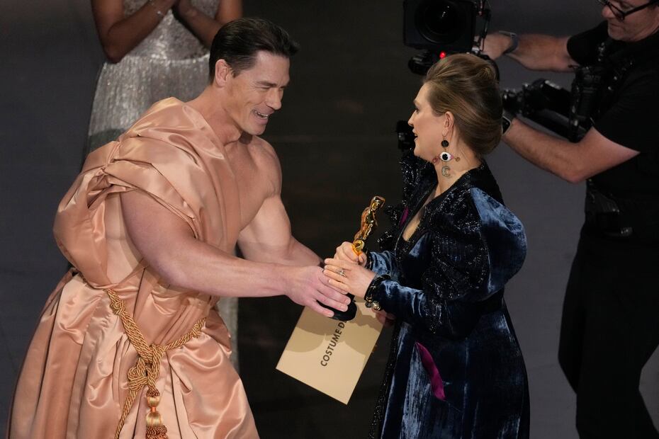 John Cena se lleva la noche de los Óscar 2024 por quitarse la ropa para presentar premio. Foto: AP